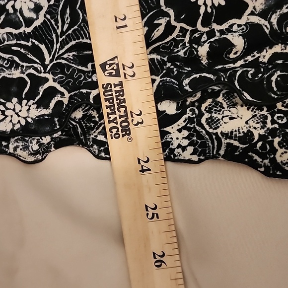 Chico's Travelers Women's Black Floral Asymmetrical Blouse Size 1 (8)Medium - Picture 7 of 7